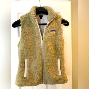 Patagonia womenswear’s vest Los Gatos- khaki colored